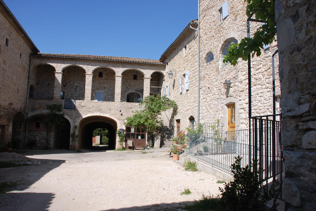 Les Jardins Du Mas Evesque Bed & Breakfast Rousson  Rom bilde